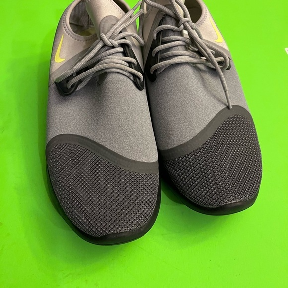 Nike Men\'s Gray and Black Athletic Shoes